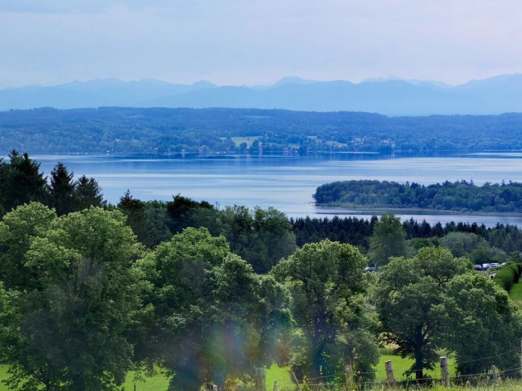 Das ist der Ausblick von der Ilkahöhe auf den Starnberger See und die Alpen